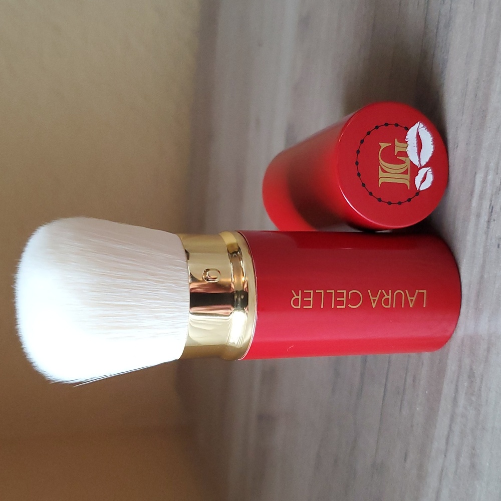 🆕️ LAURA GELLER Retractable Airbrush Kabuki Brush